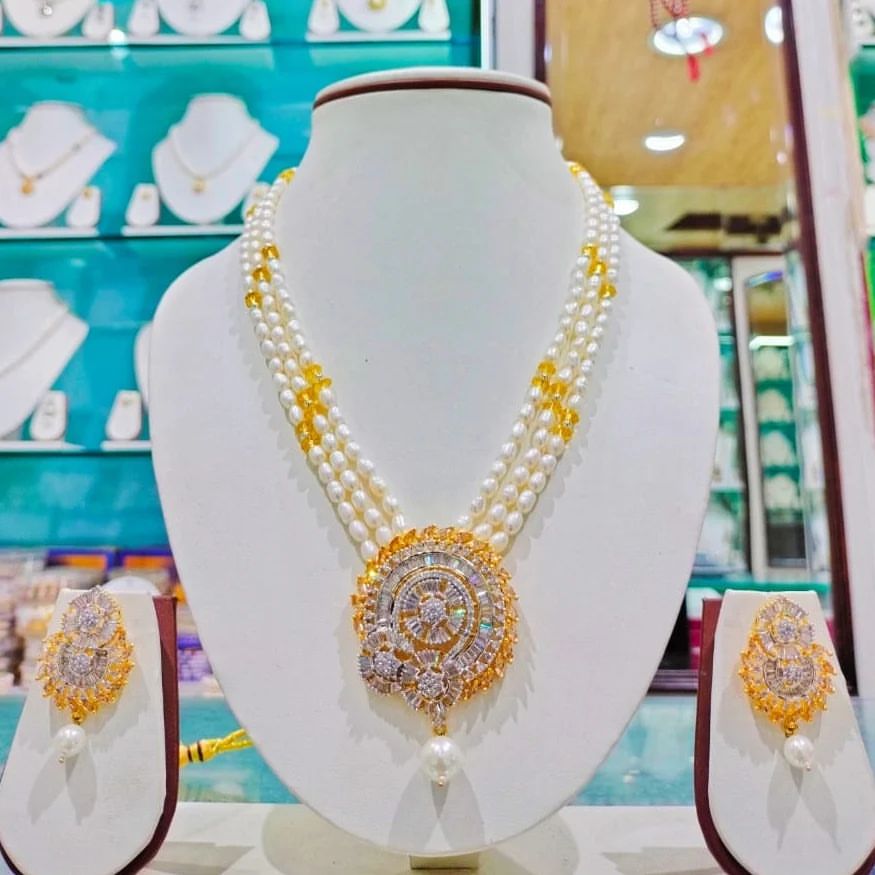 Elegant three-line pendant pearls set, featuring a unique pendant design with three strands of pearls for a sophisticated and stylish look.