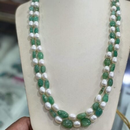 Beautiful emerald and pearls jewelry set, combining the richness of emeralds with the elegance of pearls for a sophisticated look.