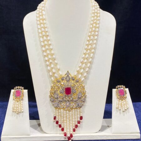 Elegant Middle Pendant Pearls Set featuring a central pendant with pearls, perfect for a refined and sophisticated look on any occasion.