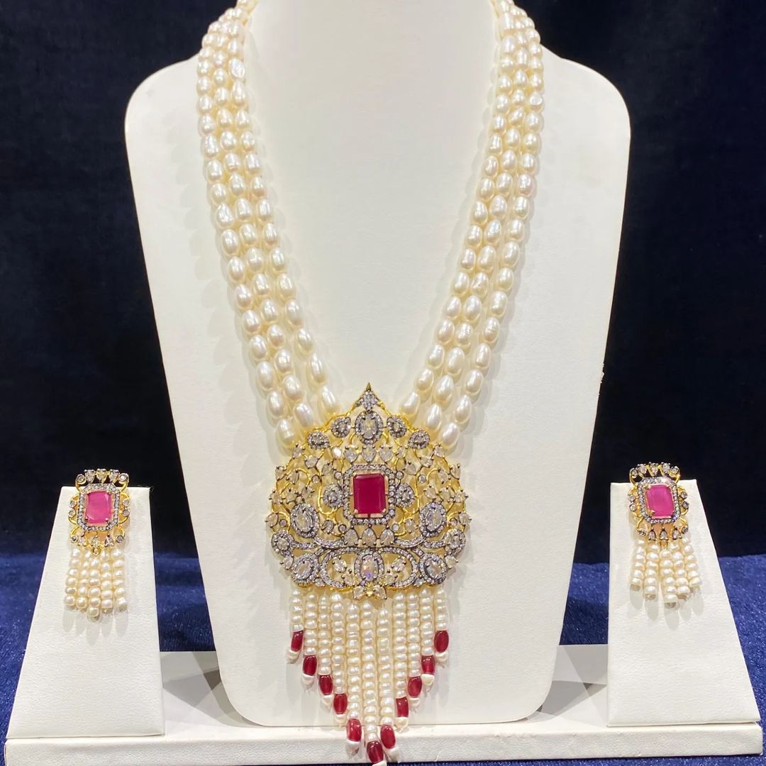 Elegant Middle Pendant Pearls Set featuring a central pendant with pearls, perfect for a refined and sophisticated look on any occasion.