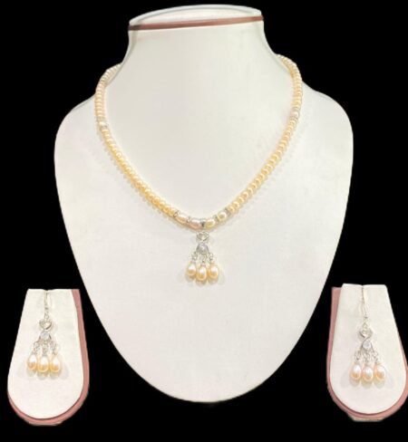 Elegant single-line pearl set in a soft pinkish color, offering a chic and modern design with a delicate touch of color for a refined look.