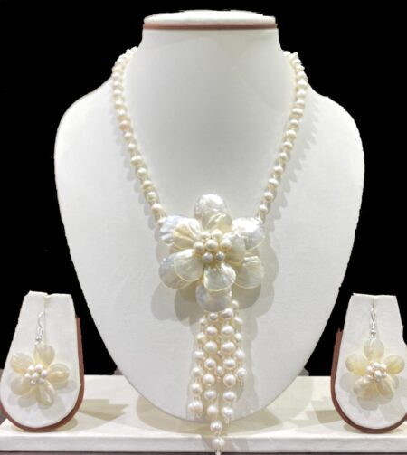 Elegant Shell Flower with Pearl Set, featuring a beautiful floral design with natural pearls for a sophisticated and timeless look.