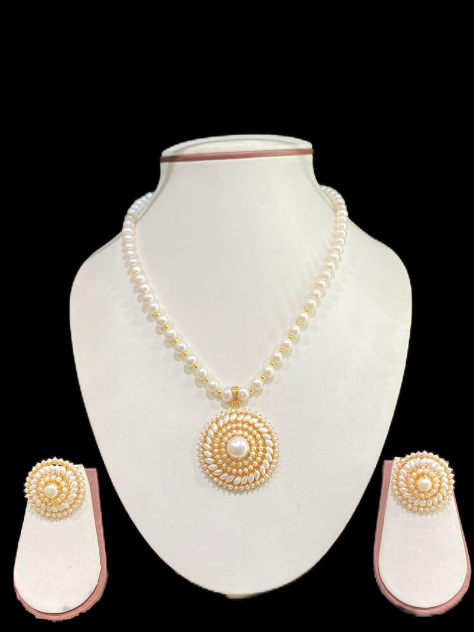 Elegant single-line pearl set featuring a fancy pearl pendant, offering a sophisticated and modern design with a touch of glamour.