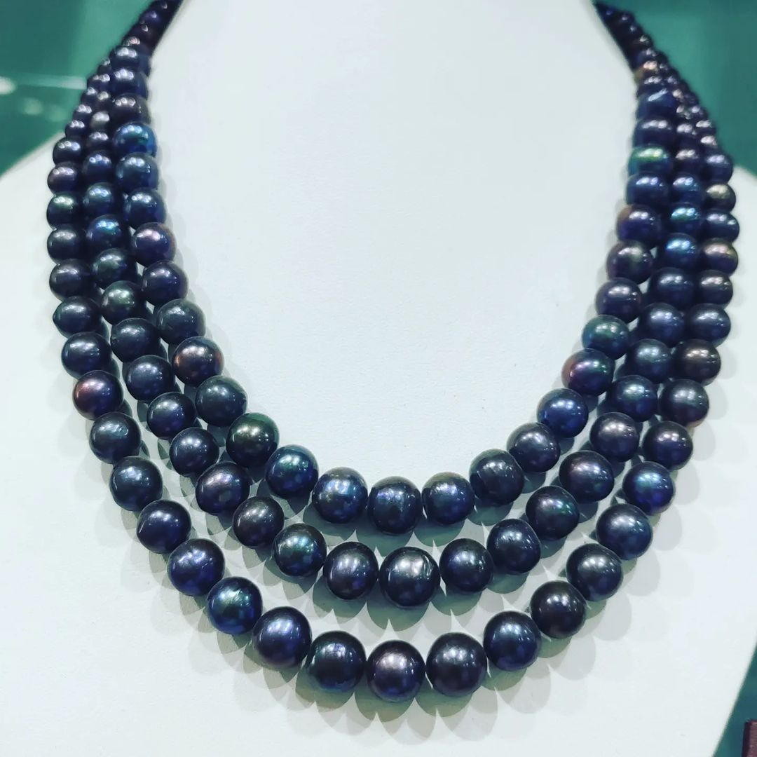 Exquisite three-strand peacock blue pearl set, perfect for adding a bold touch of elegance to any outfit.