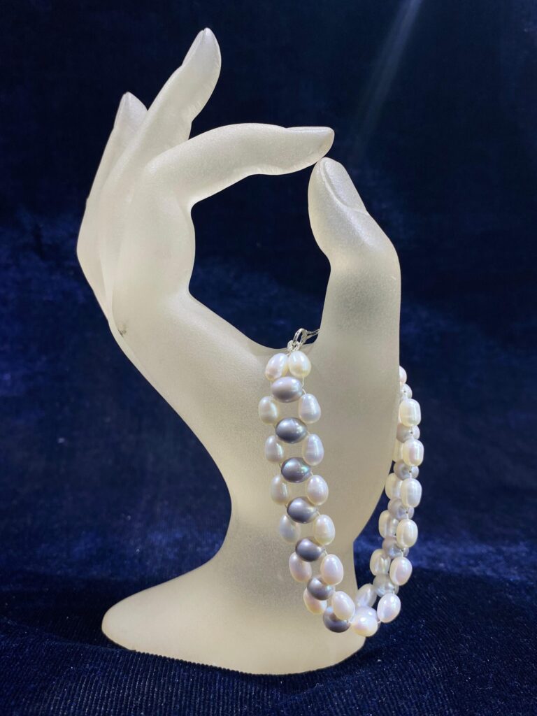 Pearl Duo Elegance Bracelet featuring white and golden pearls in a stunning design.