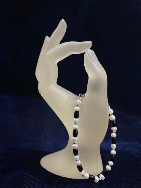 Black and White Pearl Duo Bracelet featuring contrasting pearls in a chic design.