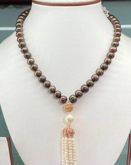 Elegant single-line pearl set featuring perfectly matched lustrous pearls for a timeless look.