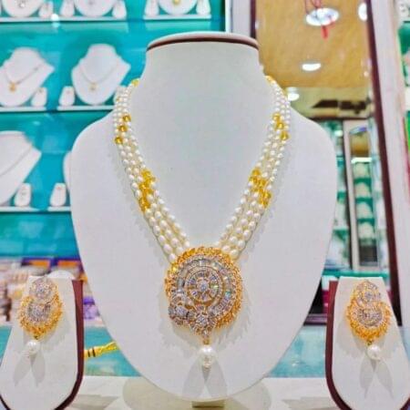 Elegant three-line pendant pearls set, featuring a unique pendant design with three strands of pearls for a sophisticated and stylish look.