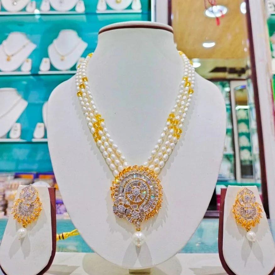 Elegant three-line pendant pearls set, featuring a unique pendant design with three strands of pearls for a sophisticated and stylish look.