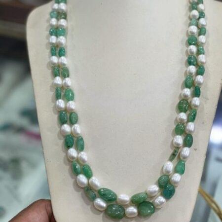 Beautiful emerald and pearls jewelry set, combining the richness of emeralds with the elegance of pearls for a sophisticated look.