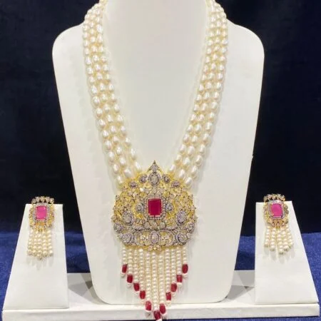 Elegant Middle Pendant Pearls Set featuring a central pendant with pearls, perfect for a refined and sophisticated look on any occasion.