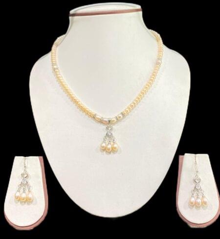Elegant single-line pearl set in a soft pinkish color, offering a chic and modern design with a delicate touch of color for a refined look.