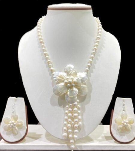 Elegant Shell Flower with Pearl Set, featuring a beautiful floral design with natural pearls for a sophisticated and timeless look.