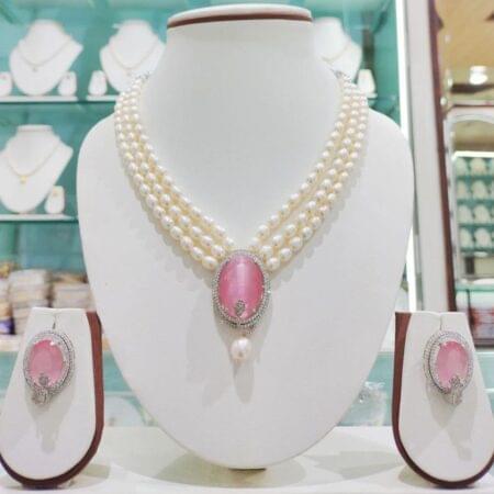 Beautiful Monalisa pink pendant with a three-line rice pearl necklace for a sophisticated and feminine look.