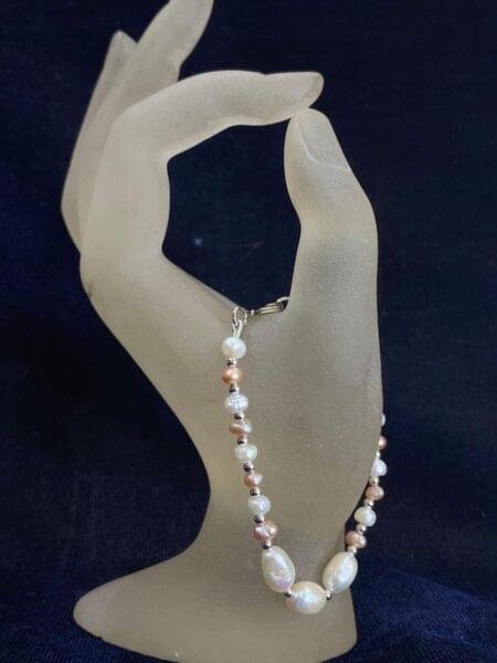 Elegant Pearl Trio Bracelet with three luminous pearls in a delicate design.