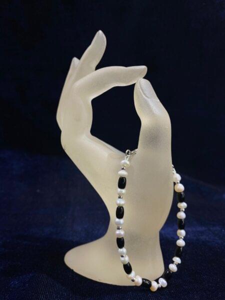 Black and White Pearl Duo Bracelet featuring contrasting pearls in a chic design.