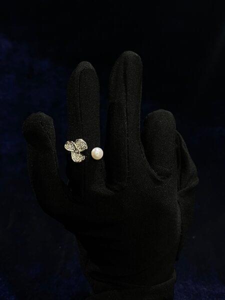 Floral Pearl Duo ring featuring twin pearls in a floral-inspired design.