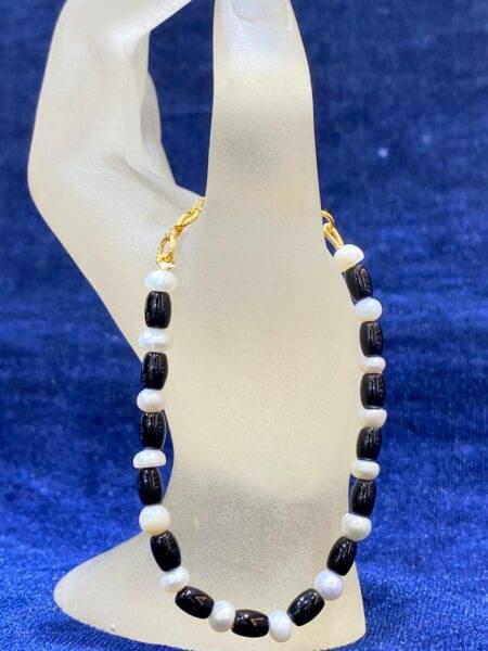 Pearl and Onyx Bracelet featuring a beautiful combination of smooth pearls and striking black onyx stones.