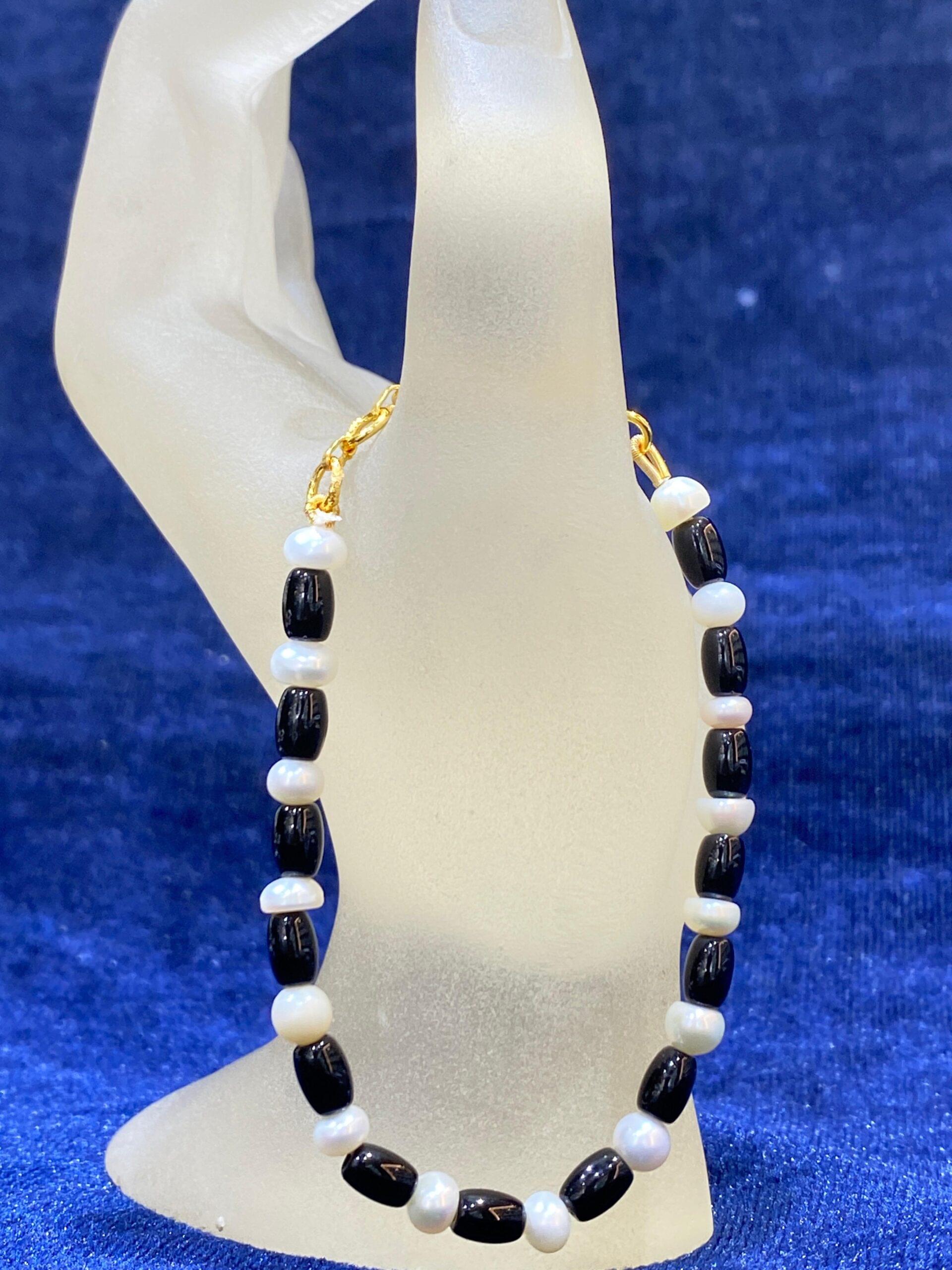 Pearl and Onyx Bracelet featuring a beautiful combination of smooth pearls and striking black onyx stones.