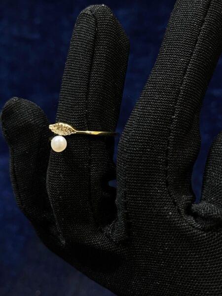 Leaf and Pearl Ring with nature-inspired design and a luminous pearl.