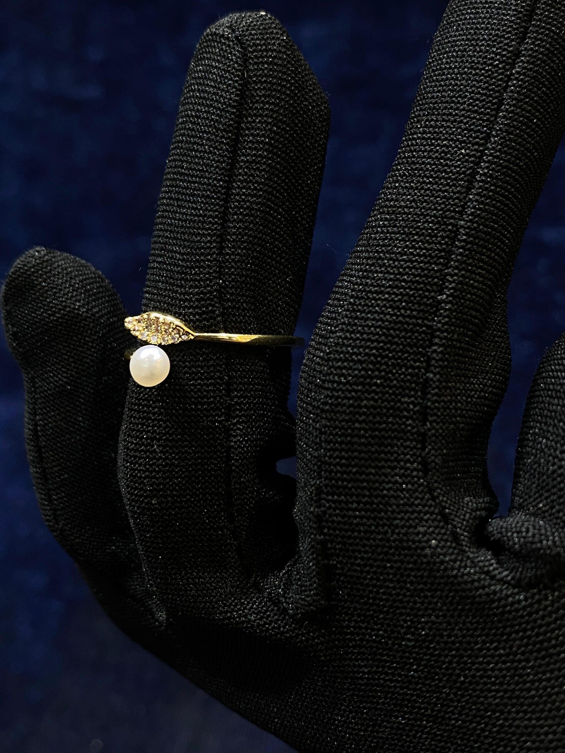 Leaf and Pearl Ring with nature-inspired design and a luminous pearl.